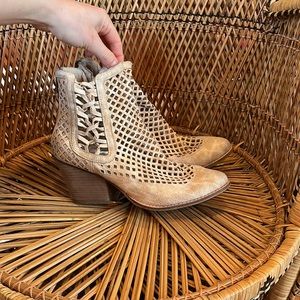 Coconuts By Matisse Bootie Cream Size 9